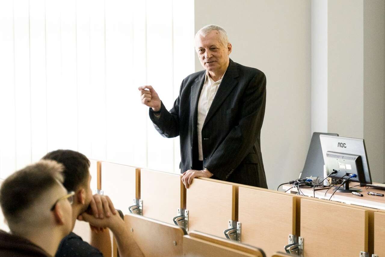 Mężczyzna prowadzący wykład dla studentów