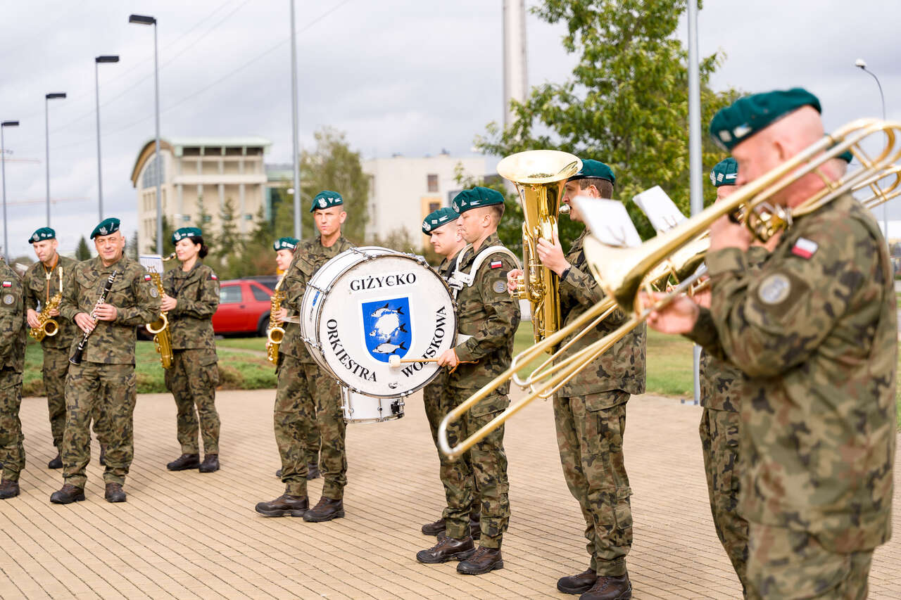 Grupa żołnierzy grająca na instrumentach
