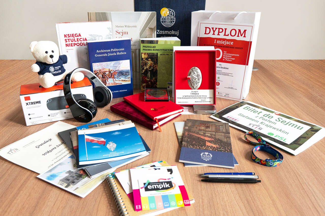 Dyplomy i nagrody rzeczowe m.in. książki, sprzęt elektroniczny, artykuły pomocnicze